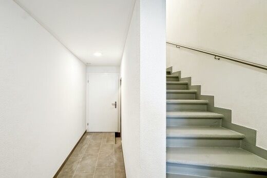 escaliers avec escaliers, inside property, drywall, et cloison sèche