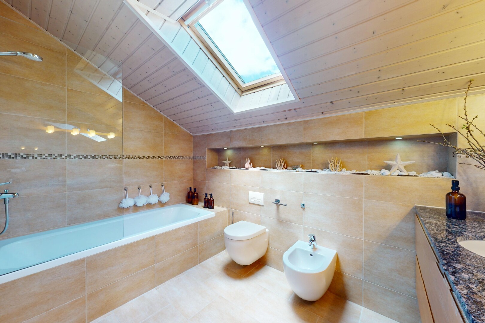 salle de bains avec puits de lumière, sol en carrelage, bidet, bain, et toilette