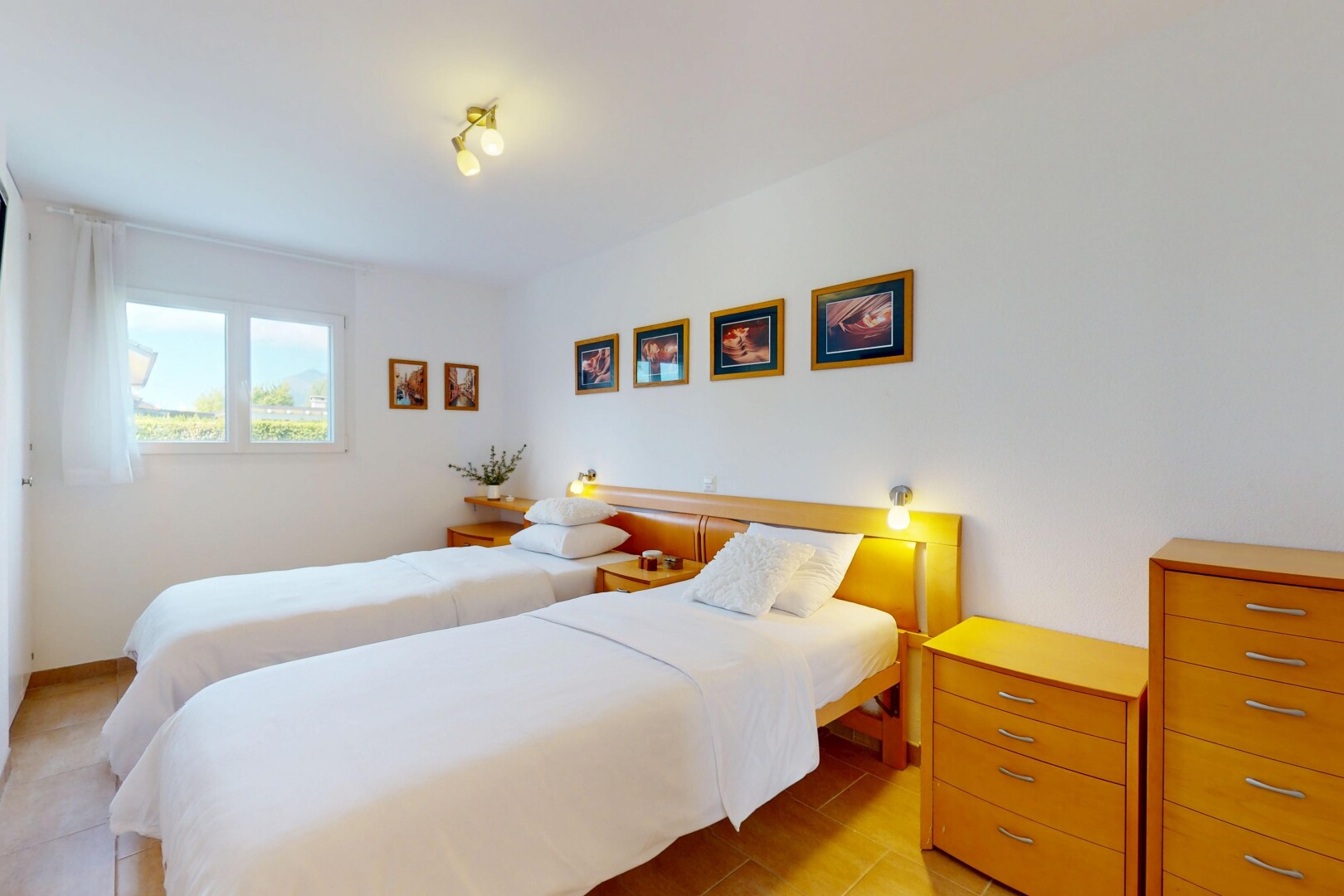 chambre avec lumière naturelle et cloison sèche