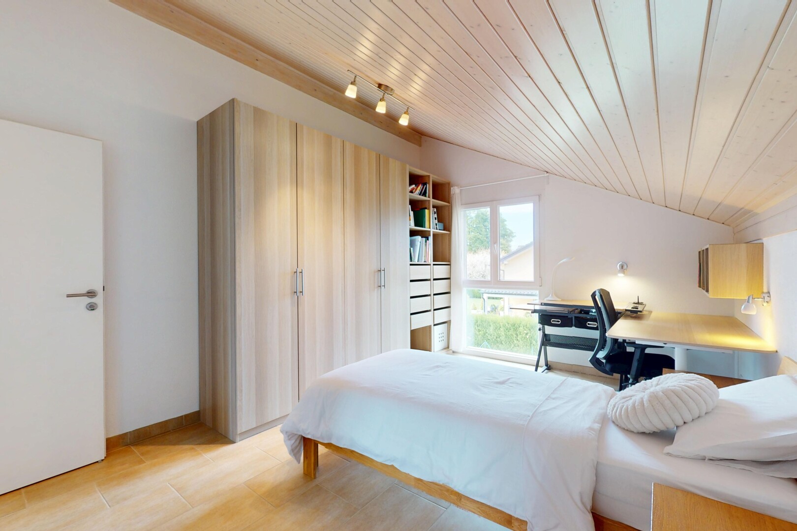 chambre avec lumière naturelle, cloison sèche, plafond en bois, et espace bureau