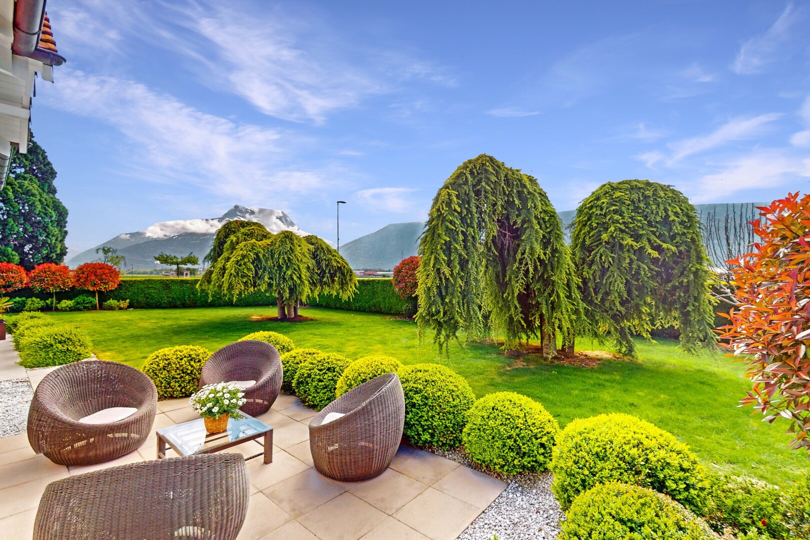 jardin avec pelouse, vue sur la montagne, et terrasse