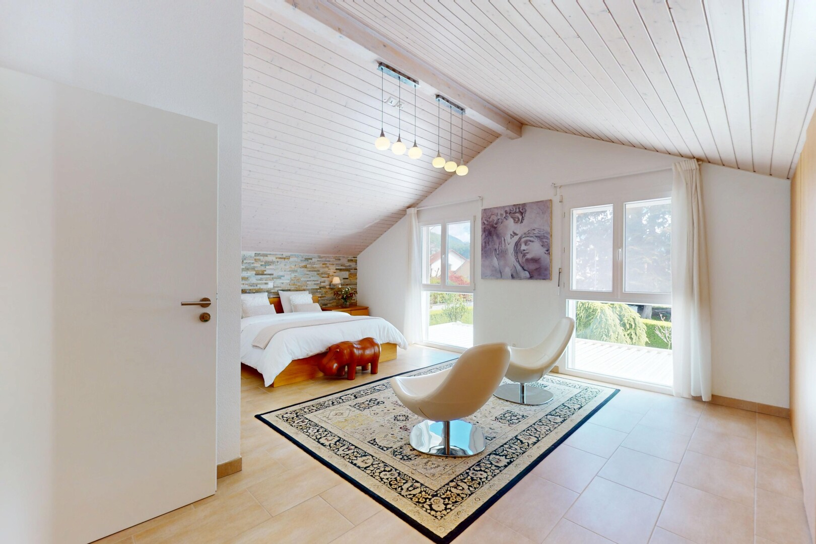 chambre avec cloison sèche, plafond voûté, pièce supplémentaire, lumière naturelle, et plafond à poutres