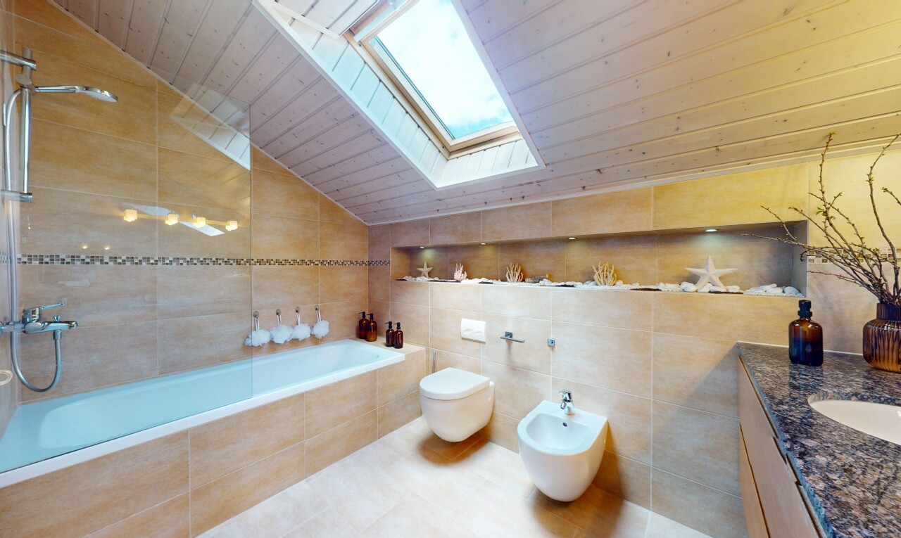 salle de bains avec puits de lumière, sol en carrelage, bidet, bain, et toilette