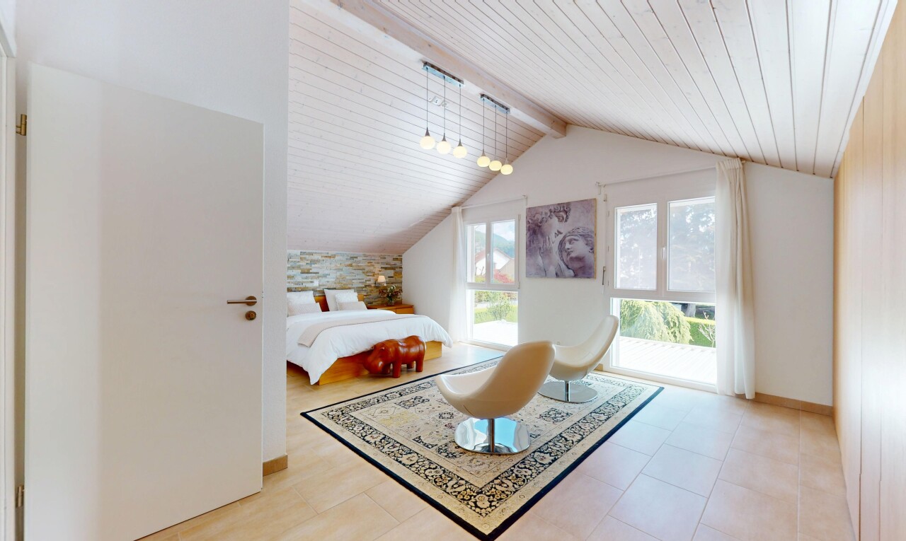 chambre avec cloison sèche, plafond voûté, pièce supplémentaire, lumière naturelle, et plafond à poutres