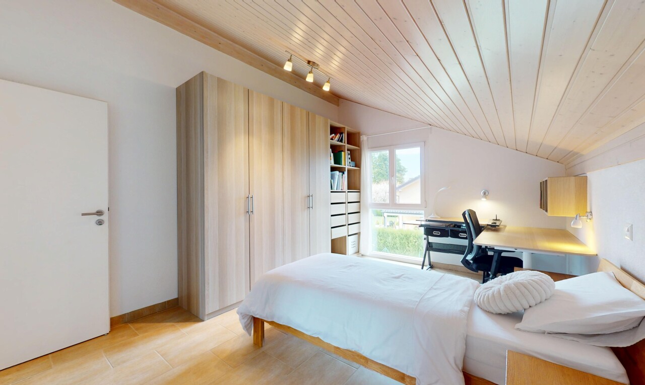 chambre avec lumière naturelle, cloison sèche, plafond en bois, et espace bureau