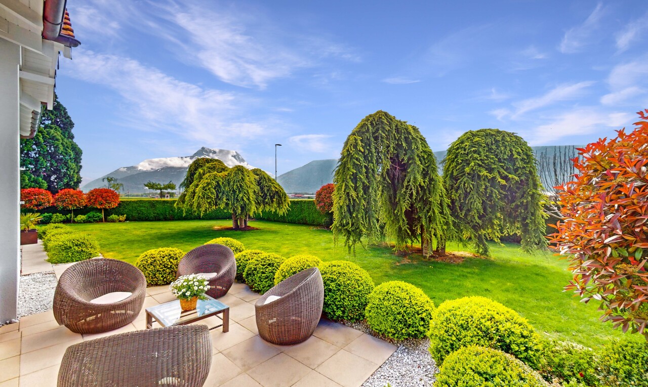 jardin avec pelouse, vue sur la montagne, et terrasse