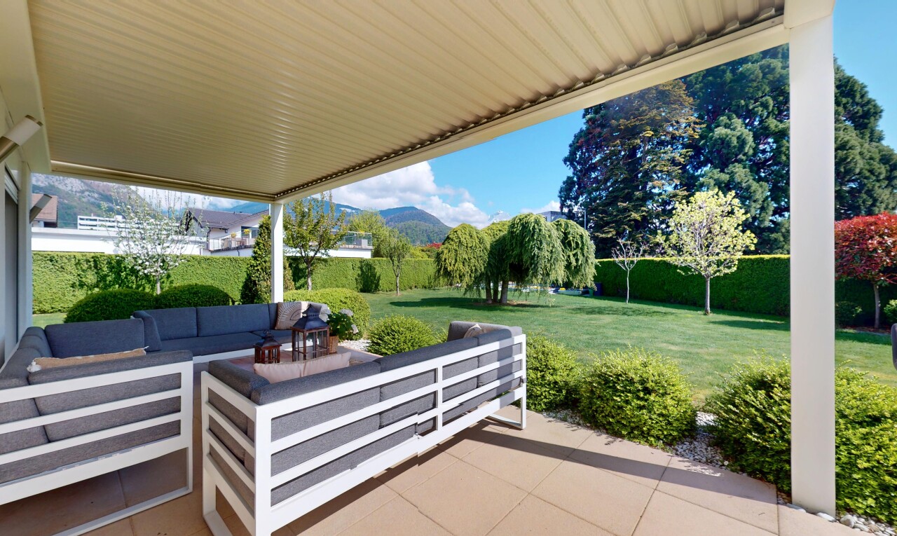 terrasse avec vue sur la montagne, espace de vie extérieur, terrasse, et pelouse