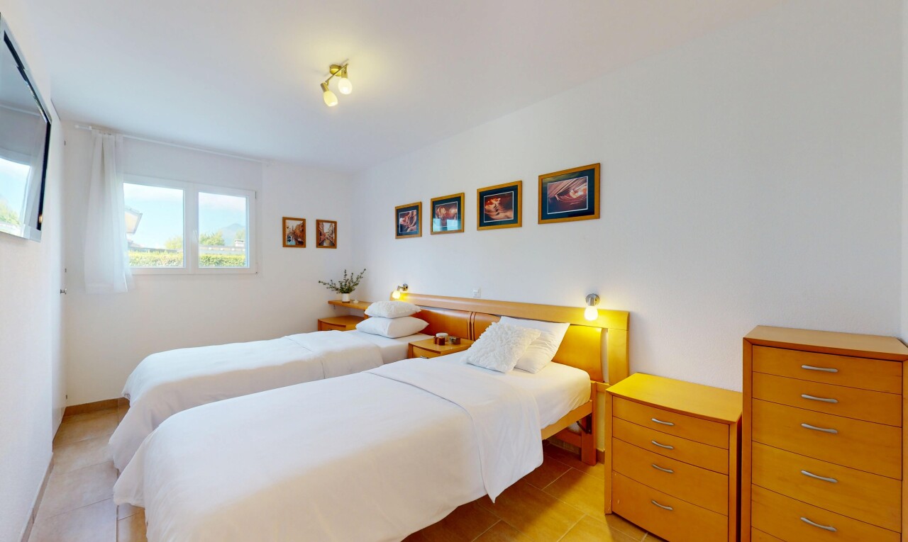 chambre avec lumière naturelle et cloison sèche