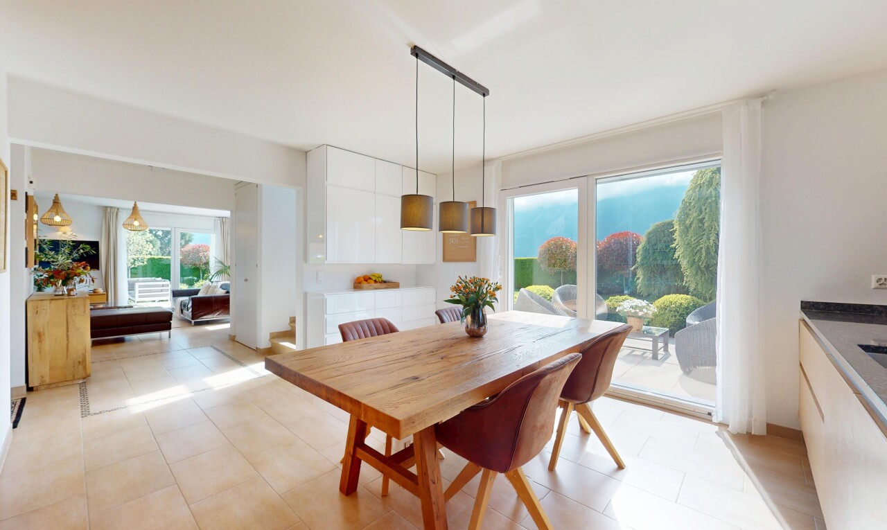 salle à manger avec lumière naturelle et cloison sèche