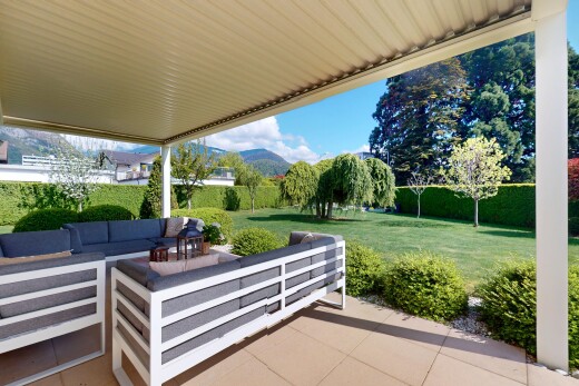 terrasse avec vue sur la montagne, espace de vie extérieur, terrasse, et pelouse