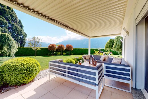 terrasse avec pelouse, terrasse, et espace de vie extérieur