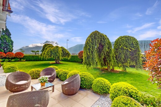 garten mit rasen, terrasse, und blick auf die berge