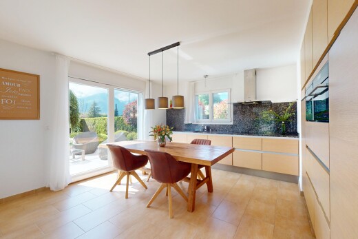 küche mit dunstabzugshaube, natürliches licht, küchenrückwand beim herd, und waschbecken