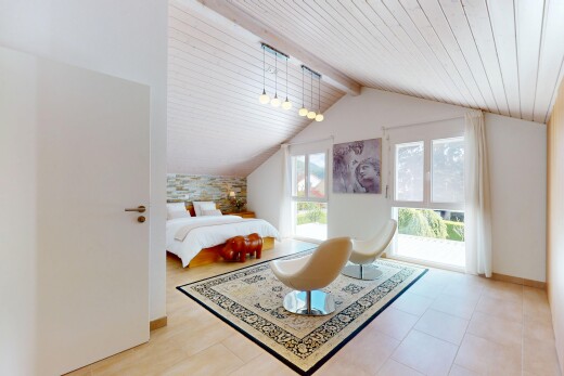 chambre avec cloison sèche, plafond voûté, pièce supplémentaire, lumière naturelle, et plafond à poutres