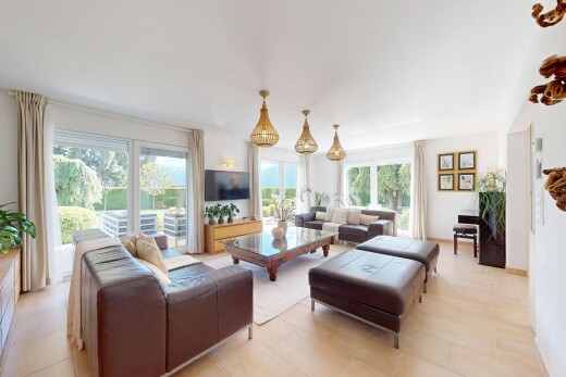 salon avec lumière naturelle, cloison sèche, et télévision