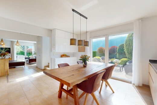 salle à manger avec lumière naturelle et cloison sèche