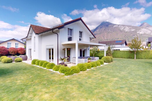 façade avec toit en tuiles, vue sur la montagne, bardage en stuc, et pelouse
