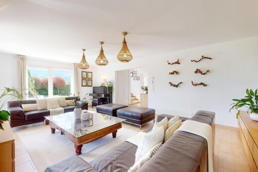 wohnzimmer mit gipskartonwand, natürliches licht, fliesenboden, und fernseher