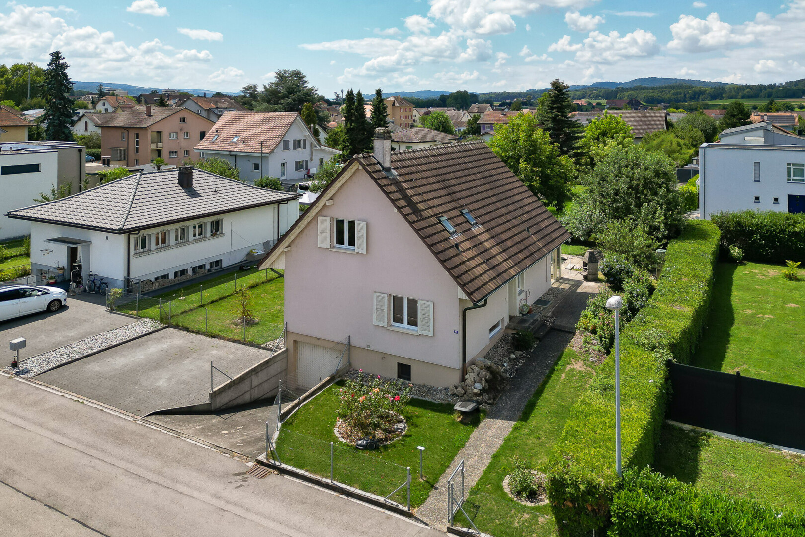 außenansicht mit drone view, residential view, wohngebietblick, day time, und stuckverkleidung