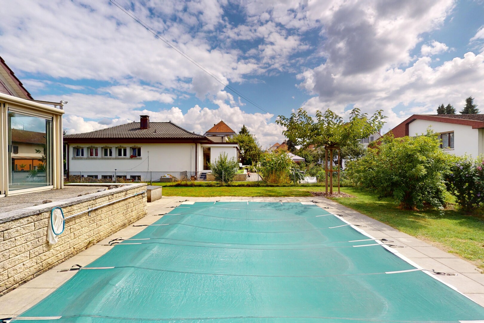 schwimmbad mit schwimmbad, day time, und property visible
