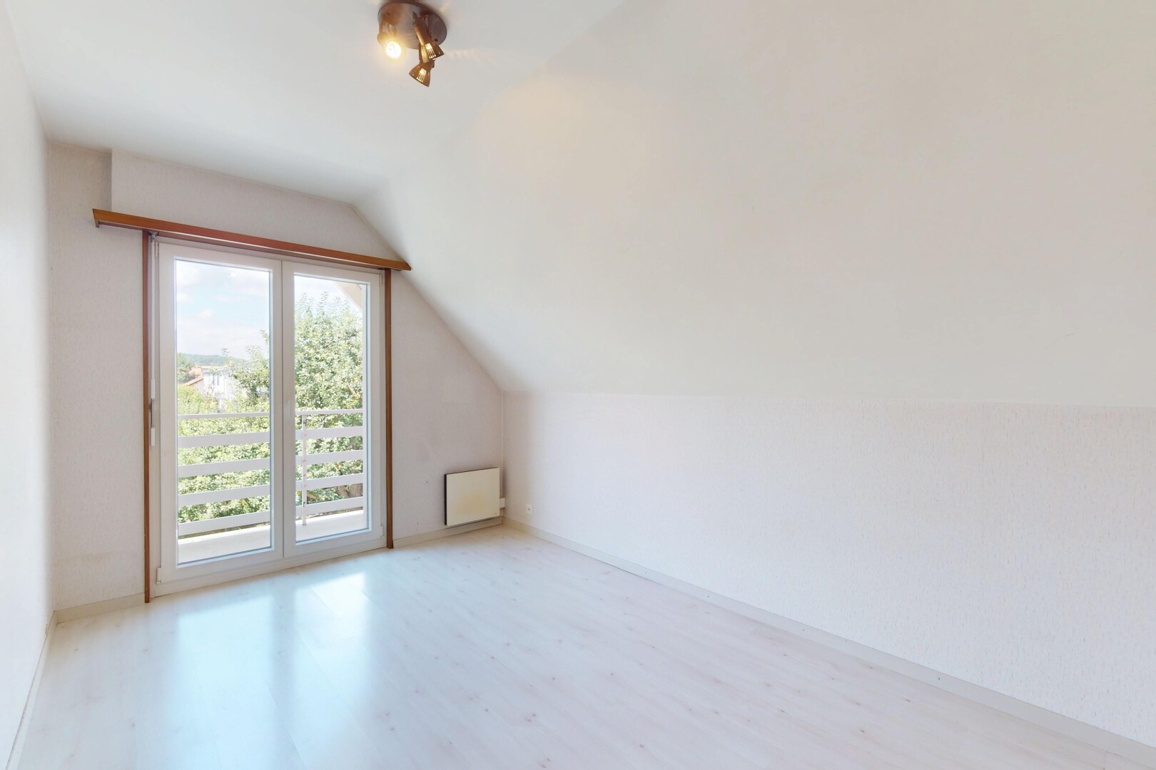 leerer raum mit natural light, natürliches licht, inside property, vaulted ceiling, und dachschräge
