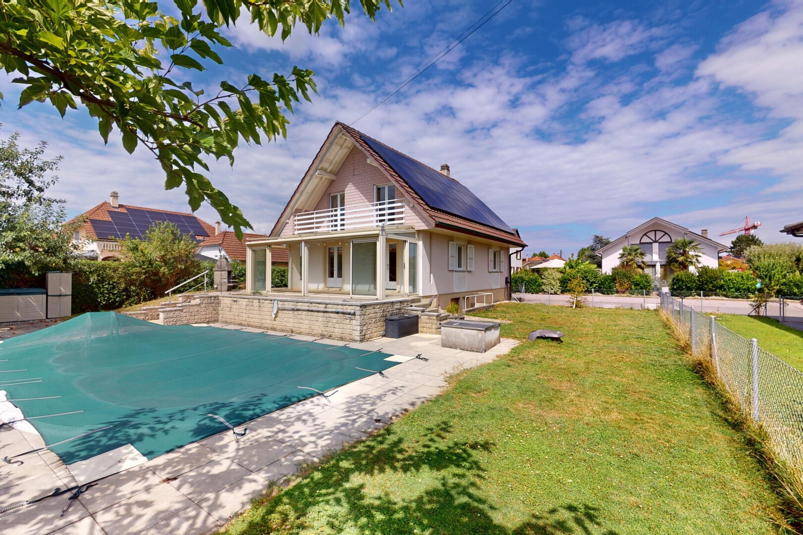 außenansicht mit property visible, rasen, solaranlage, terrasse, und zaun