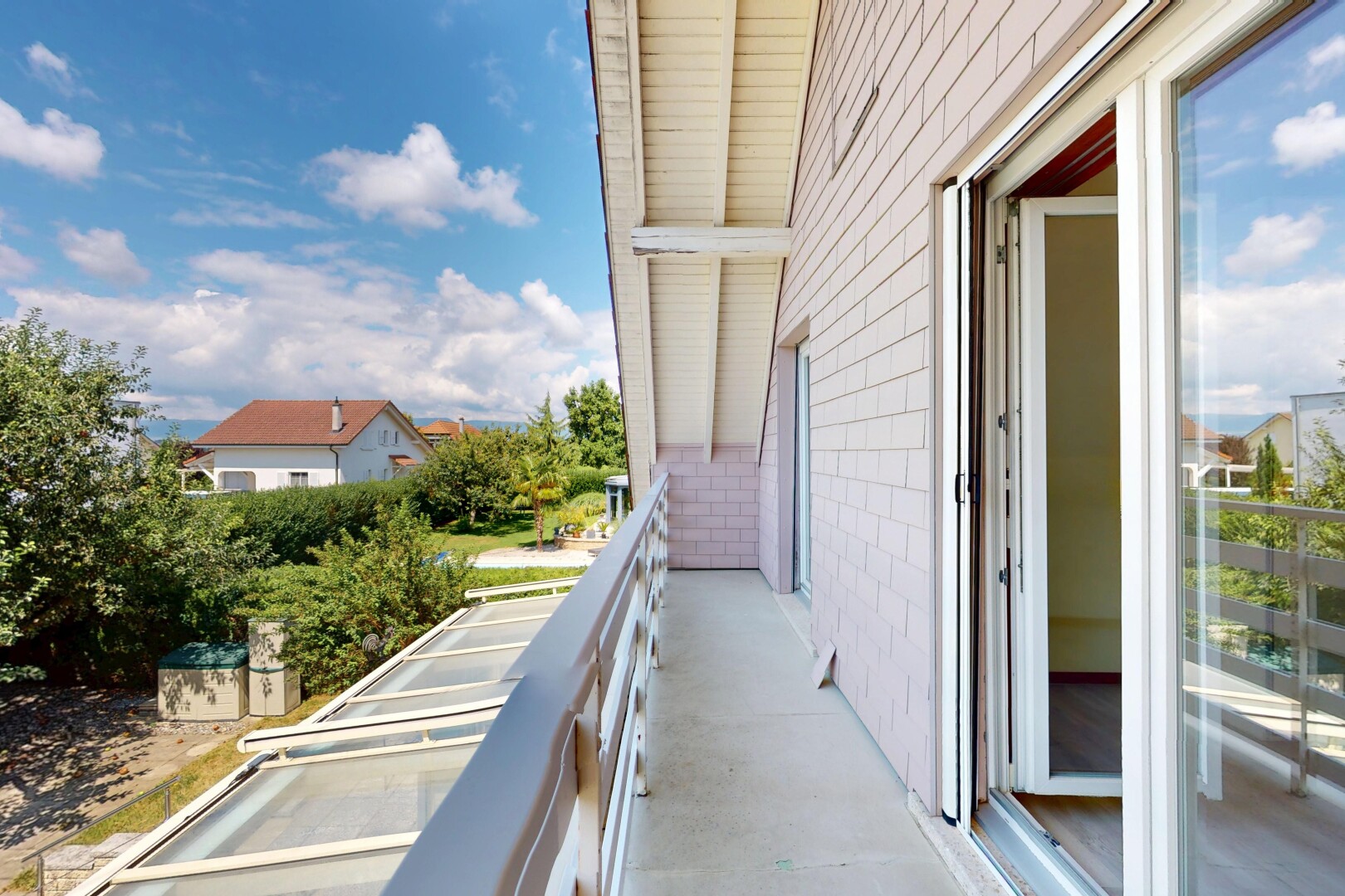 balkon mit balkon, day time, und from property