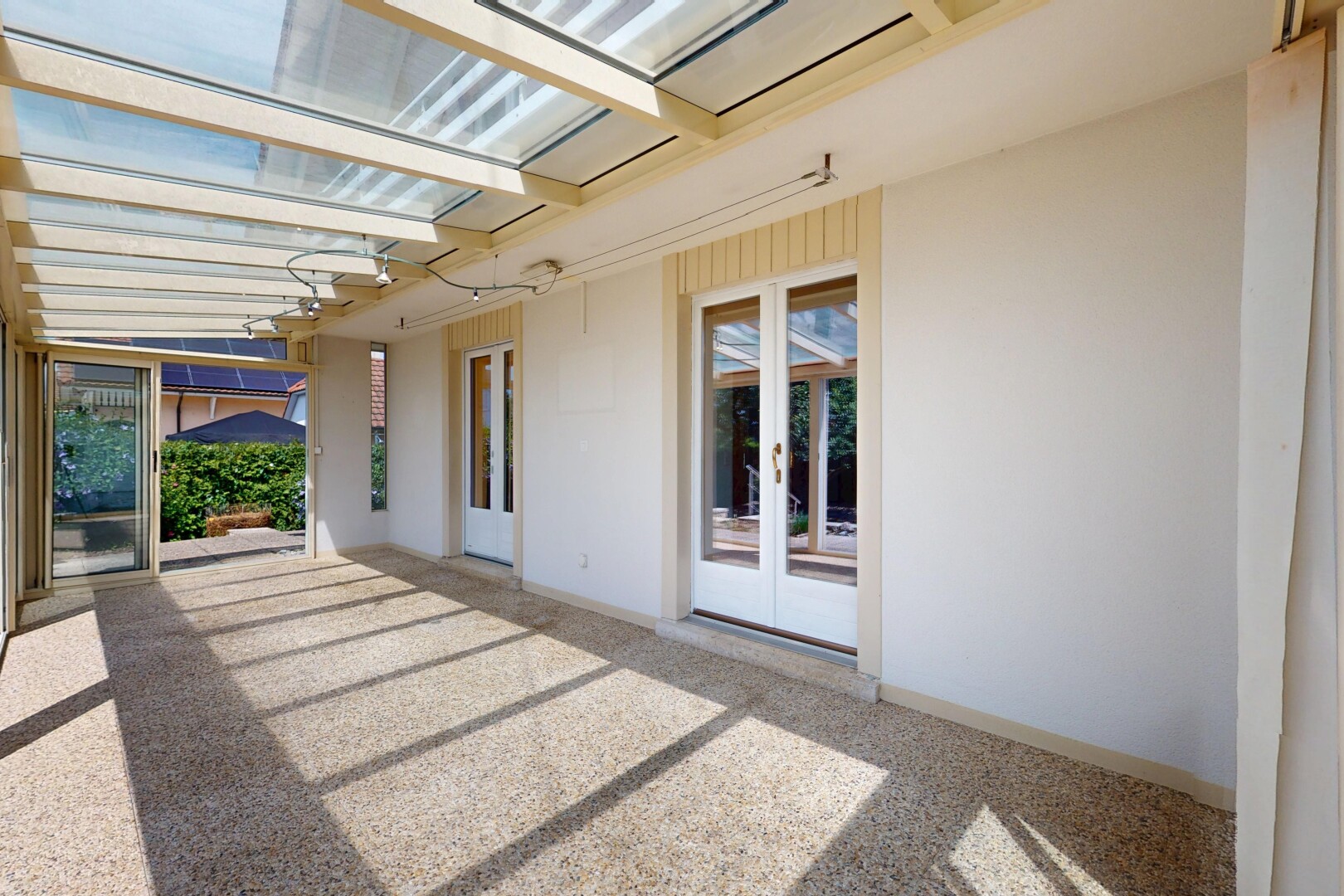 terrasse mit französische türen, terrasse, und property visible