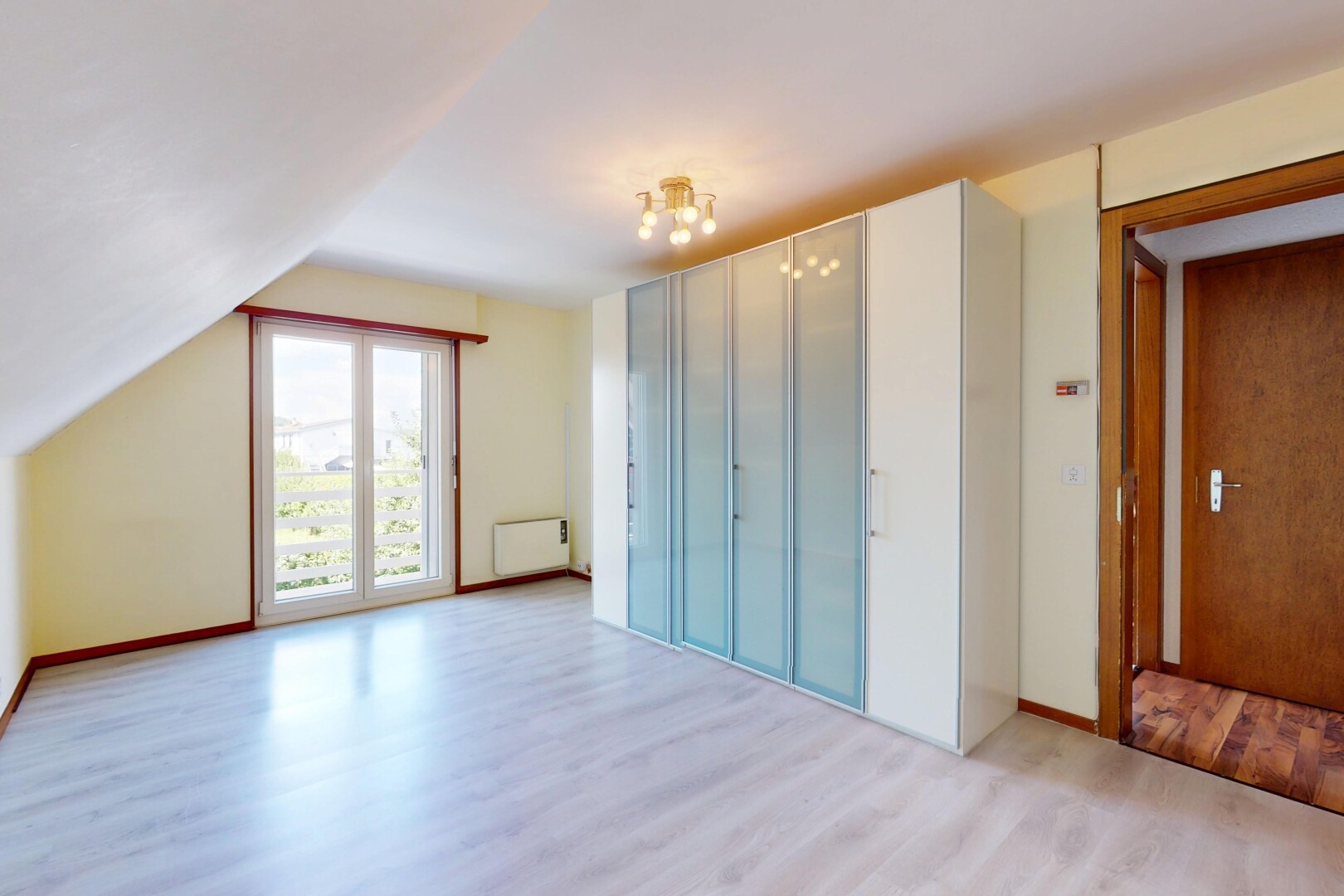 leerer raum mit natural light, natürliches licht, wood finish floor, holzfußboden, und inside property