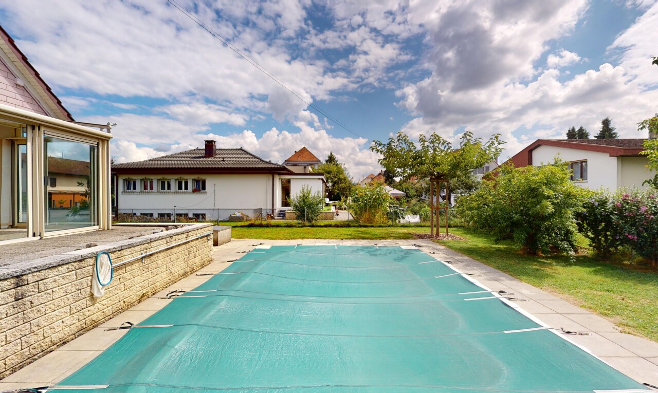 schwimmbad mit schwimmbad, day time, und property visible