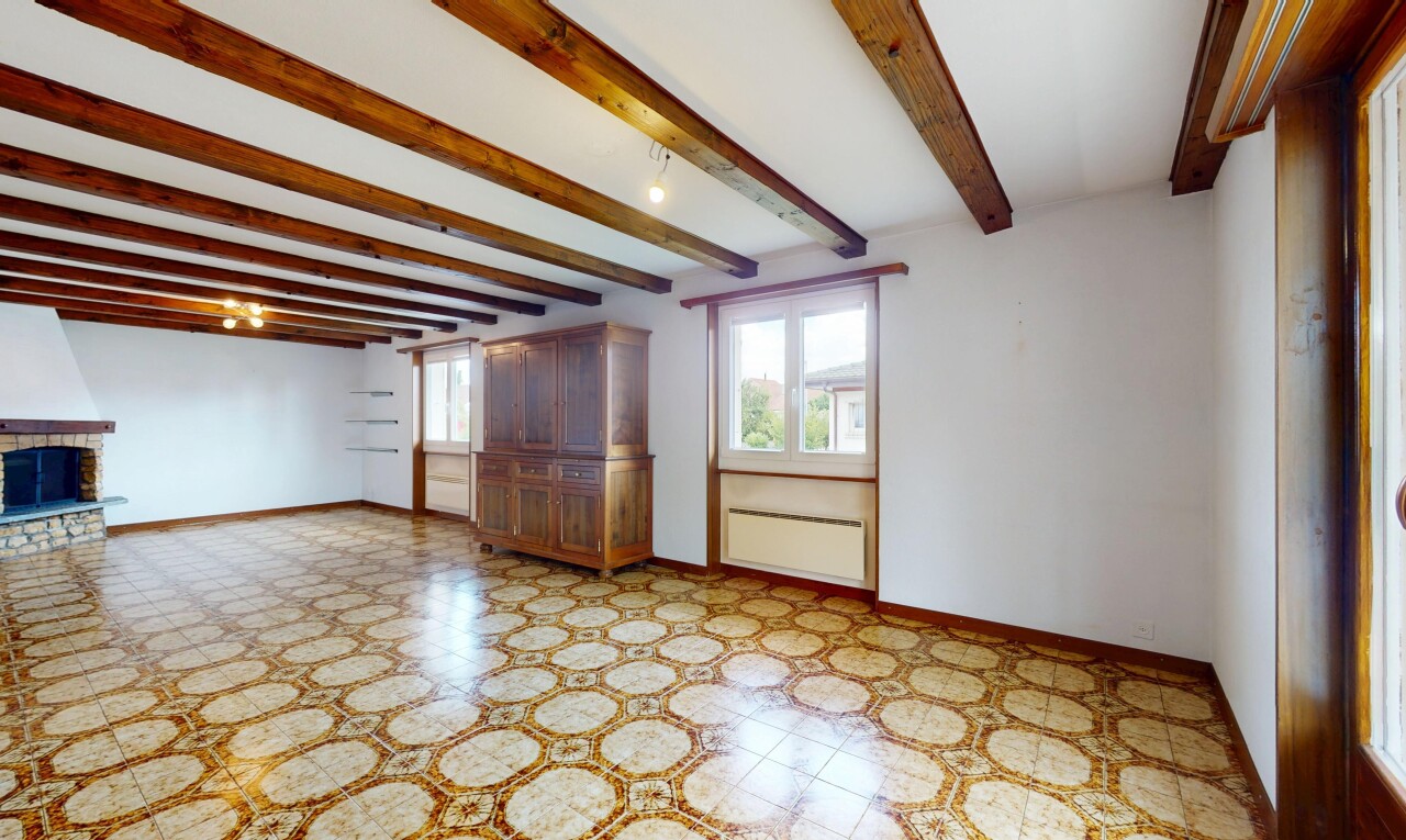 leerer raum mit vinyl floor, vinylboden, vinyl tile, baseboards wall, und sockelleisten