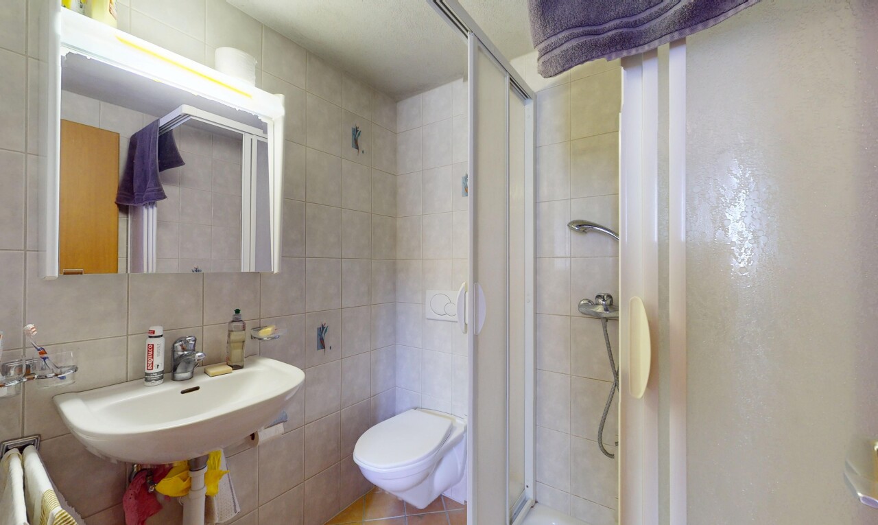 bad mit tile wall, fliesenwand, dusche, inside property, und komplettes badezimmer