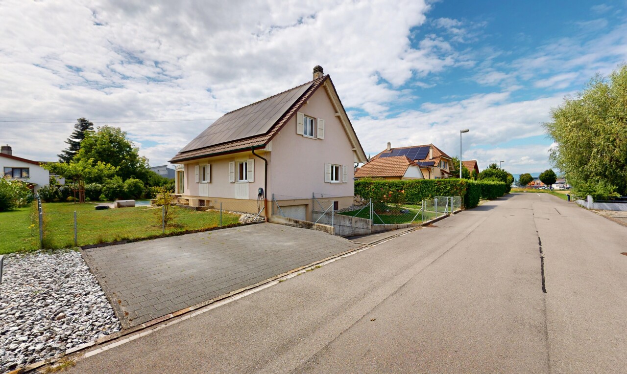 außenansicht mit eingebaute garage, day time, stuckverkleidung, kellergarage, und schornstein
