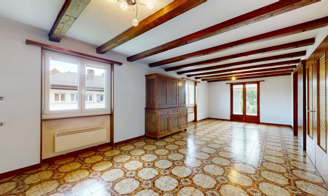 leerer raum mit vinyl floor, vinylboden, natural light, natürliches licht, und baseboards wall