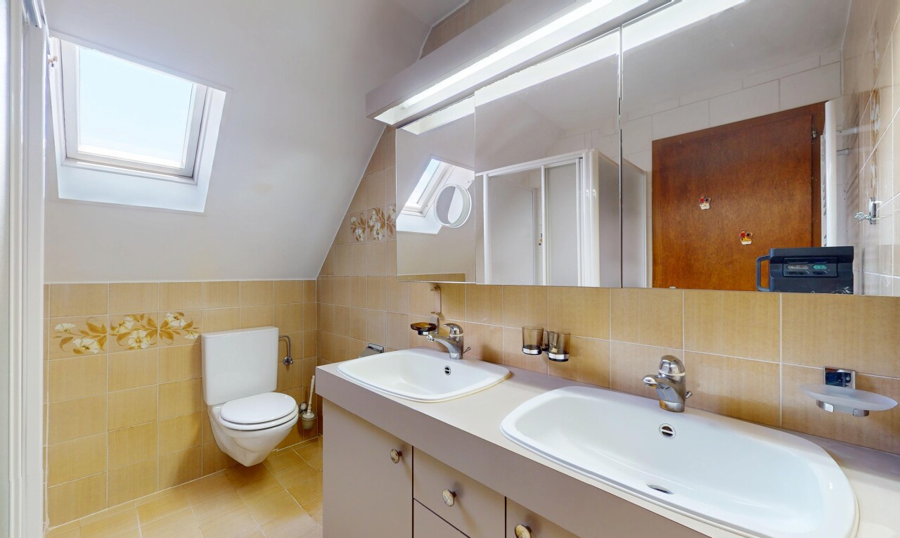 bad mit inside property, waschbecken, tile wall, fliesenwand, und dachfenster