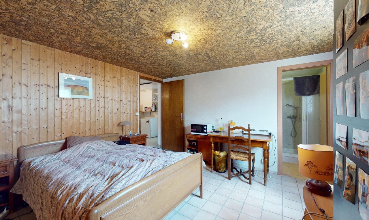 zimmer / schlafzimmer mit wood wall, holzwand, inside property, drywall, und gipskartonwand