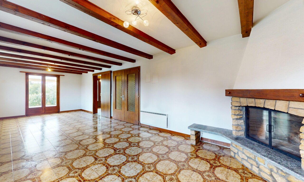 leerer raum mit natural light, natürliches licht, baseboards wall, sockelleisten, und inside property