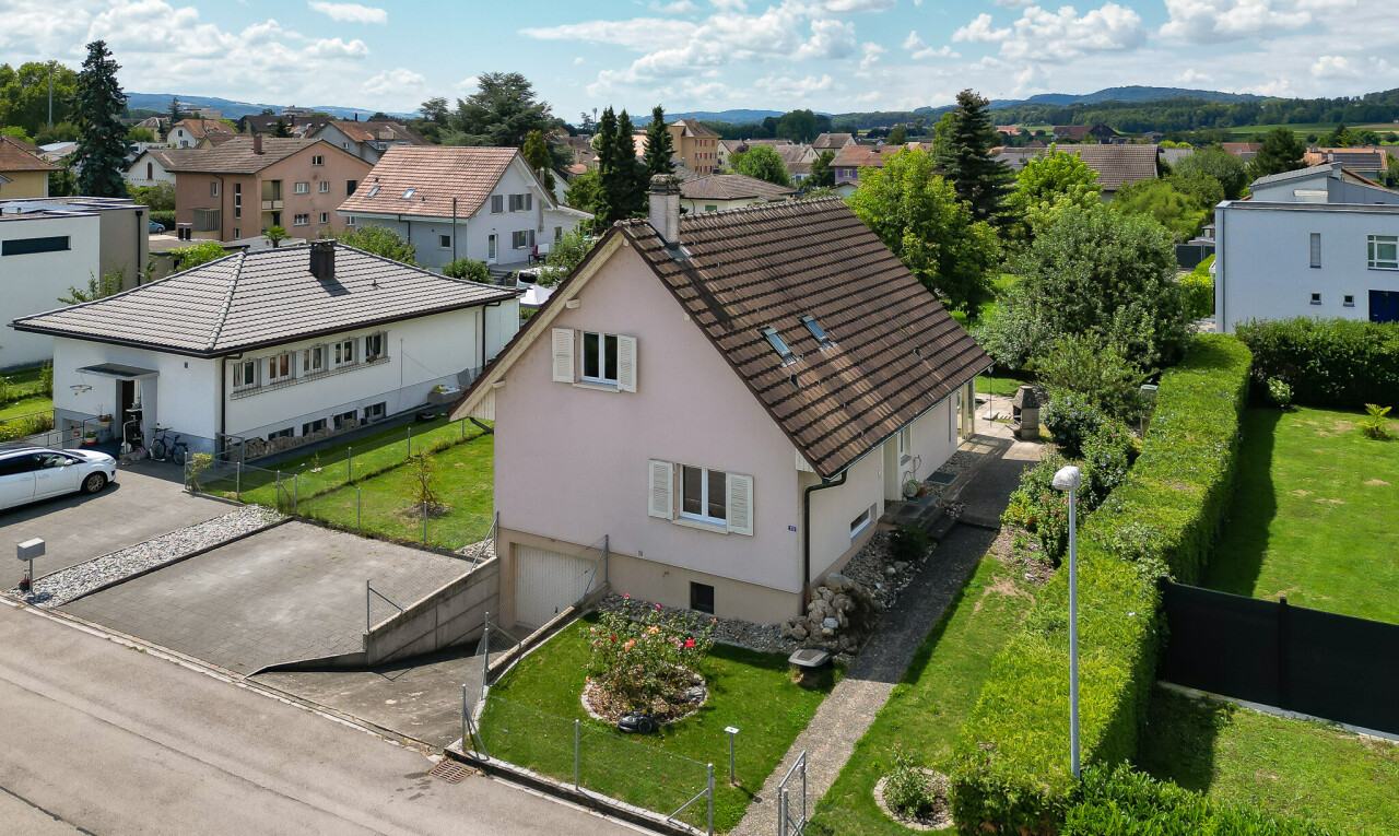 außenansicht mit drone view, residential view, wohngebietblick, day time, und stuckverkleidung