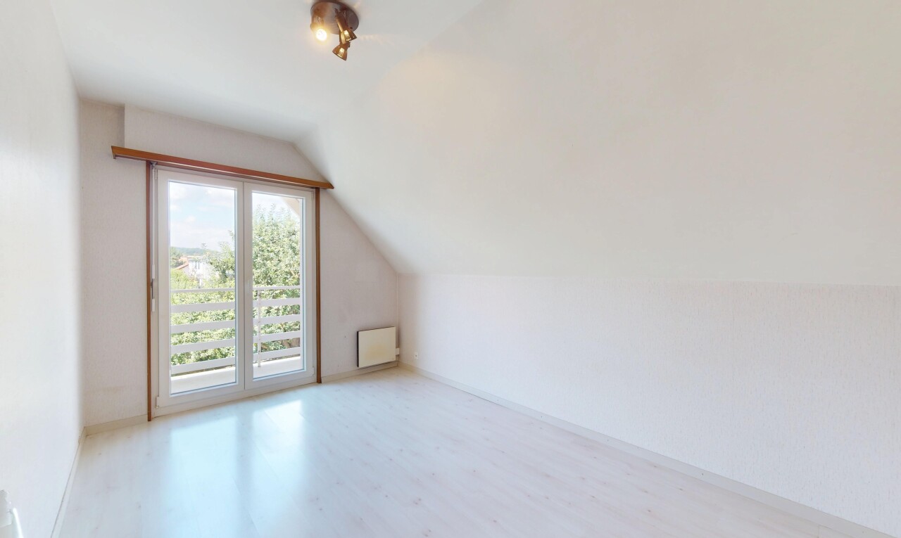 leerer raum mit natural light, natürliches licht, inside property, vaulted ceiling, und dachschräge