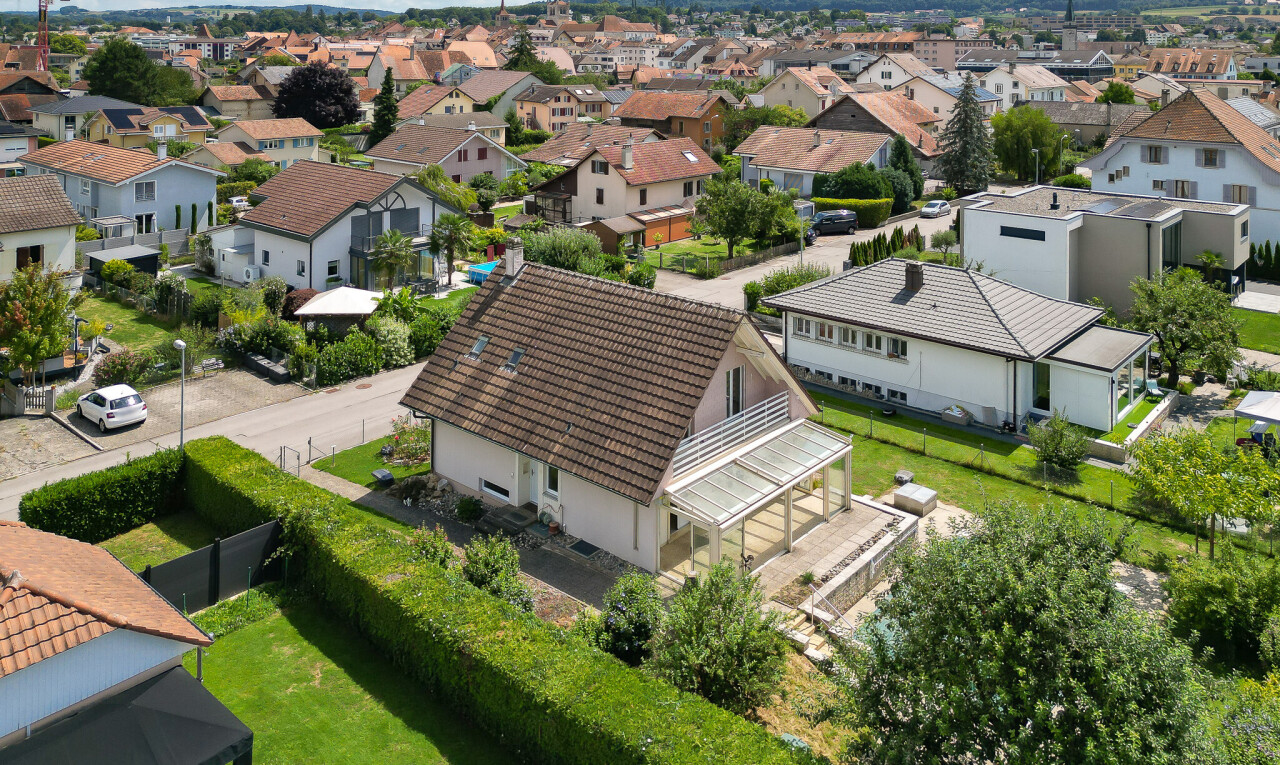 außenansicht mit wohngebietblick, residential view, day time, stuckverkleidung, und zaun
