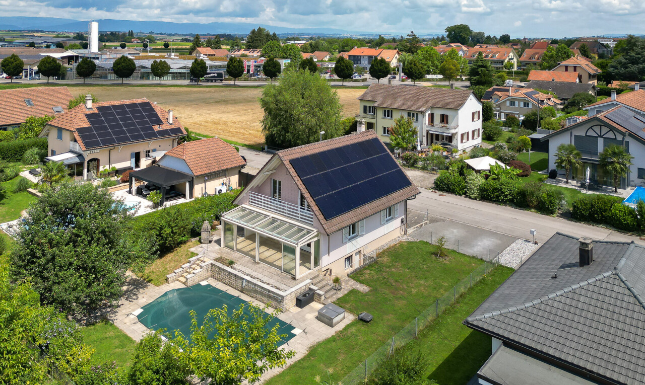 außenansicht mit solaranlage, wohngebietblick, day time, residential view, und schwimmbad