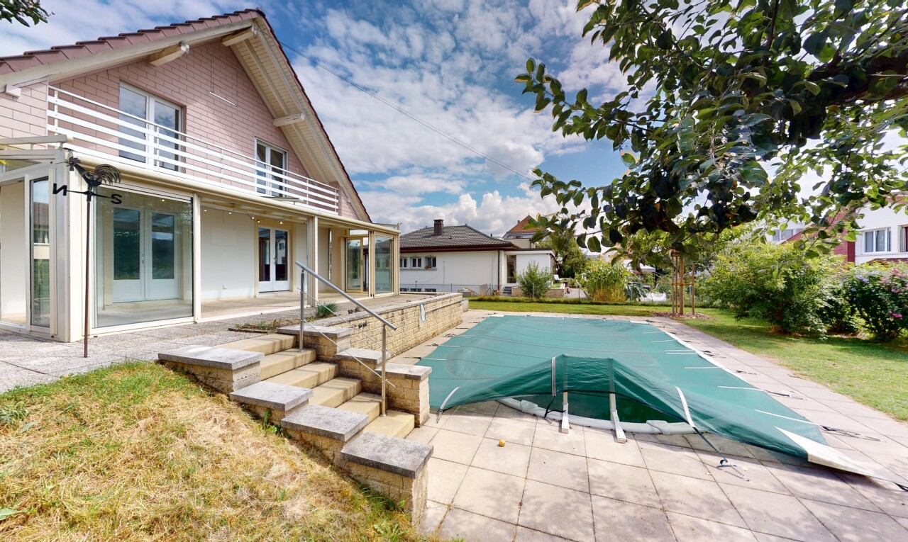 schwimmbad mit property visible, terrasse, schwimmbad, und day time