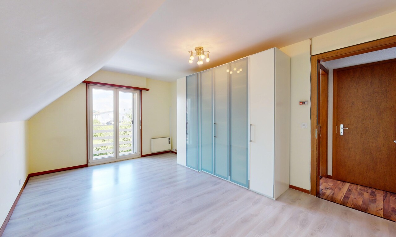 leerer raum mit natural light, natürliches licht, wood finish floor, holzfußboden, und inside property