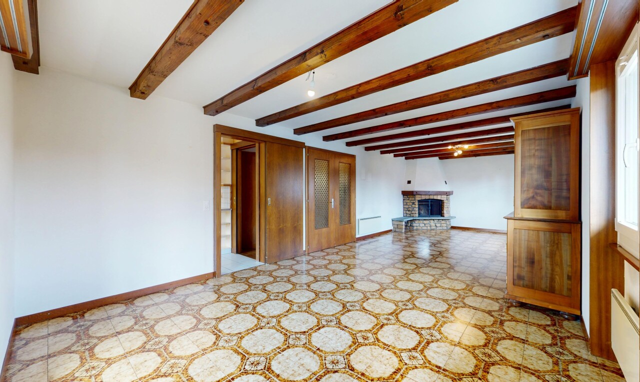 leerer raum mit vinyl floor, vinylboden, baseboards wall, sockelleisten, und kamin