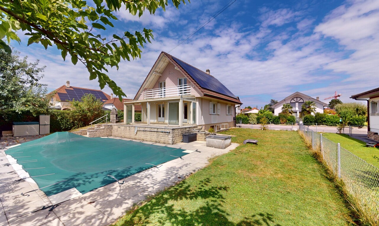 außenansicht mit property visible, rasen, solaranlage, terrasse, und zaun
