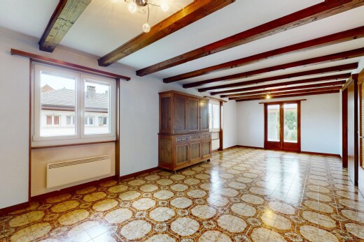 leerer raum mit vinyl floor, vinylboden, natural light, natürliches licht, und baseboards wall