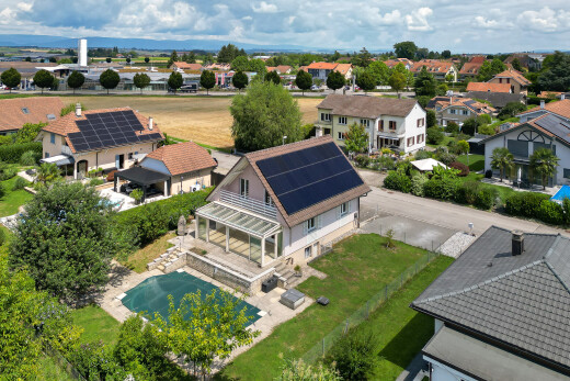 außenansicht mit solaranlage, wohngebietblick, day time, residential view, und schwimmbad