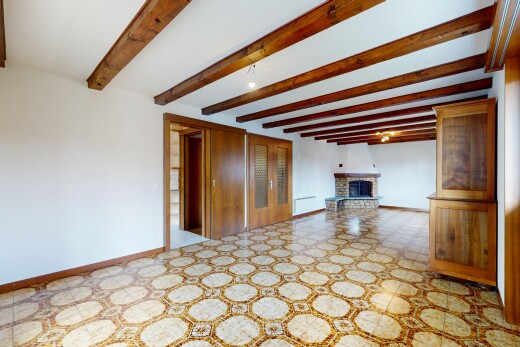 leerer raum mit vinyl floor, vinylboden, baseboards wall, sockelleisten, und kamin