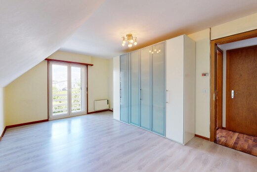 leerer raum mit natural light, natürliches licht, wood finish floor, holzfußboden, und inside property