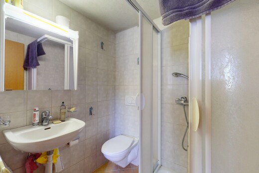 bad mit tile wall, fliesenwand, dusche, inside property, und komplettes badezimmer